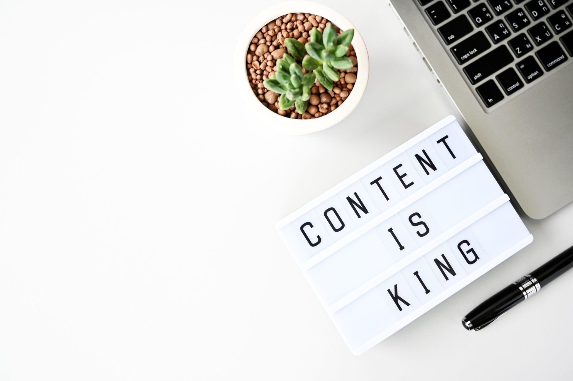 A tartalommarketing az online marketing eszközök egyik legfontosabb eleme, ahogy a képen látható "content is king" kifejezés is jelképezi.